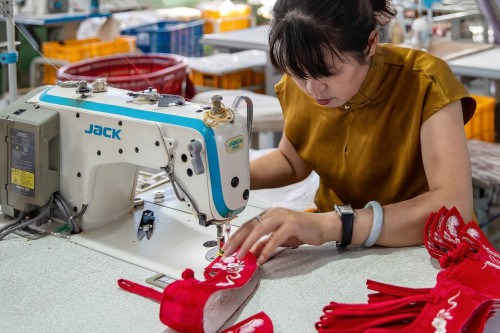 冯立兴 纤手绣花鞋