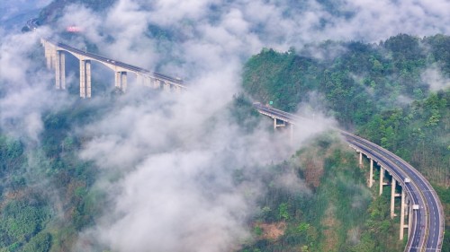 冯强 雅西高速展雄姿