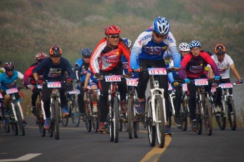 崔岩 职工自行车赛