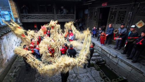 肖正华 古寨草把龙