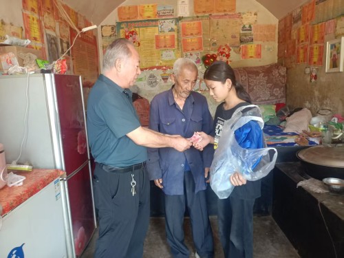 郝喜亮 银铃党员帮扶贫困学生